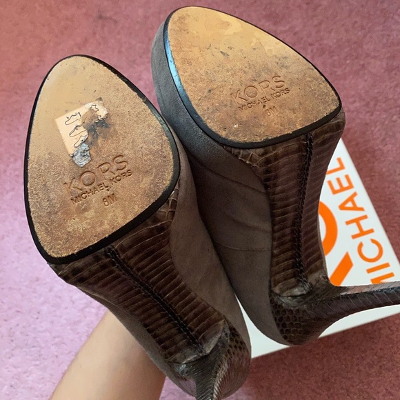 KORS Michael Kors Grey Suede Natural Snake Pumps 8 - Picture 10 of 13